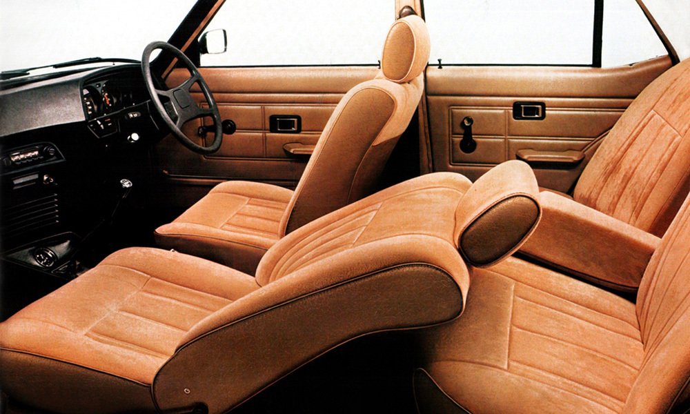 Morris Marina Saloon z roku 1978 měl uvnitř novou palubní desku a nová sklápěcí přední sedadly s opěrkami hlavy.