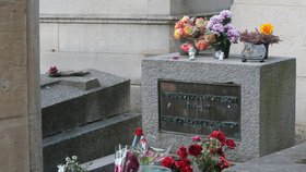 Morrisonův hrob na pařížském hřbitově Père Lachaise