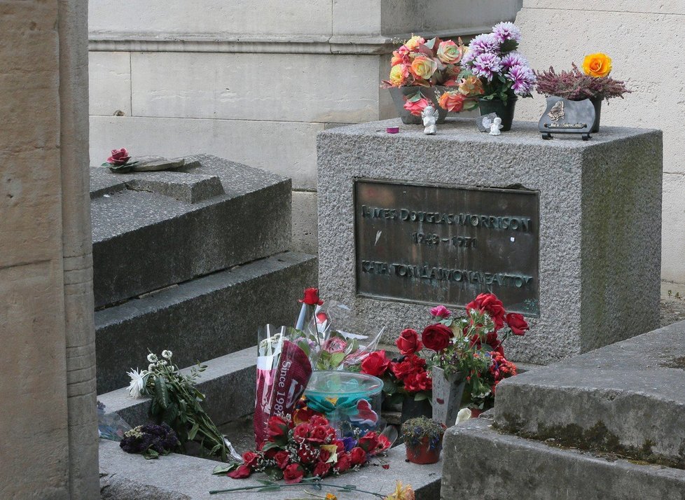 Morrisonův hrob na pařížském hřbitově Père Lachaise