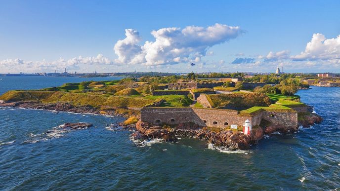 Pevnost Sumenlinna je umístěna na pěti ostrovech nedaleko helsinského přístavu. Dnes na nich žije 850 obyvatel. Pevnost byla postavená Švédy, kteří v té době ovládaly území dnešního Finska, a jejím účelem bylo nedovolit lodím z nově založeného Petrohradu vstup do Baltského moře.
