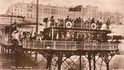 Když 28. listopadu roku 1896 vyjel mořský „Pionýr“ poprvé, byla to veliká sláva. U mola v Brightonu se shromáždily davy lidí, které se chtěly svézt po moři v podivuhodném stroji, jemuž přezdívali pavouk. 