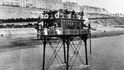 Když 28. listopadu roku 1896 vyjel mořský „Pionýr“ poprvé, byla to veliká sláva. U mola v Brightonu se shromáždily davy lidí, které se chtěly svézt po moři v podivuhodném stroji, jemuž přezdívali pavouk. 