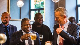 Mosambický prezident Filipe Nyusi v Brně: Ochutnal i místní pivo (8.8.2023)