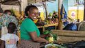 Za stovku. Sto mosambických meticalů je asi 33 Kč a vy za ně můžete dostat sáček ananasu či papáje. Pokud ale místní uvidí, že máte jen tisícovky, buďte si jisti, že nebudou mít nazpět a vy si odnesete několik kilo ovoce.