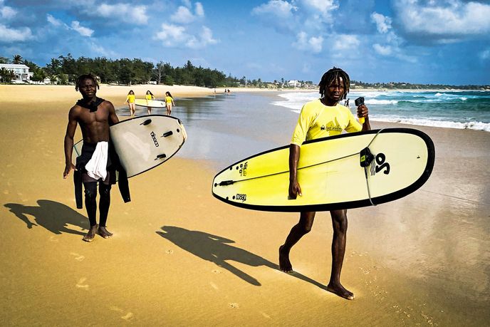 V Tofo se surfovat učí už malé děti, patří to k místnímu životnímu stylu i zábavě V Tofo se surfovat učí už malé děti, patří to k místnímu životnímu stylu i zábavě