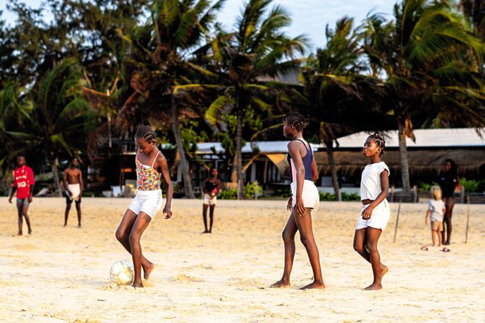 Pláž slouží jako improvizované fotbalové hřiště Pláž slouží jako improvizované fotbalové hřiště