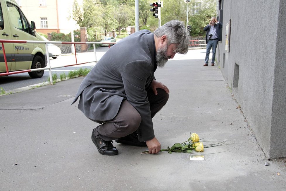 V září 2020 došlo k umístění dvou mosazných dlaždic do chodníků před byty obětí nacistického teroru. Této pocty se dočkali pražští občané Helena Weissbergerová a František Spiegel. Na fotografii je místostarosta Prahy 4 Michal Hroza, který se umístění dlaždic zúčastnil.