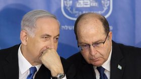 Vlevo premiér Bejamine Netanjahu