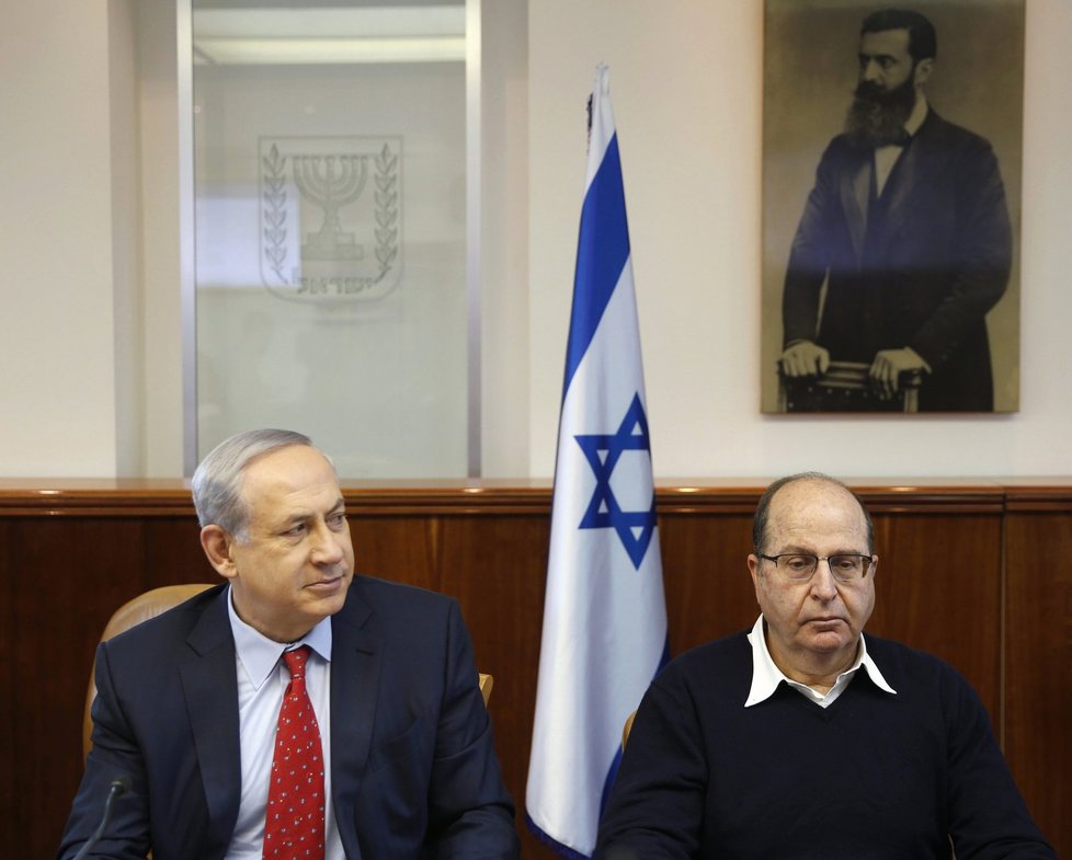 Izraelský ministr obrany Moše Jaalon (vpravo) oznámil rezignaci. Na snímku s premiérem Bejaminem Netanjahuem