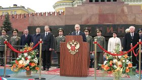 Vladimir Putin u Leninova mauzolea při vojenské přehlídce ke Dni vítězství (9. 5. 2001).