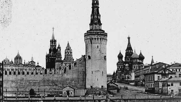 Staré fotografie vždy přispívají k lepšímu poznání historie, kultury a tradic různých zemí. Přibližně sto let staré snímky z Moskvy jsou podobné.