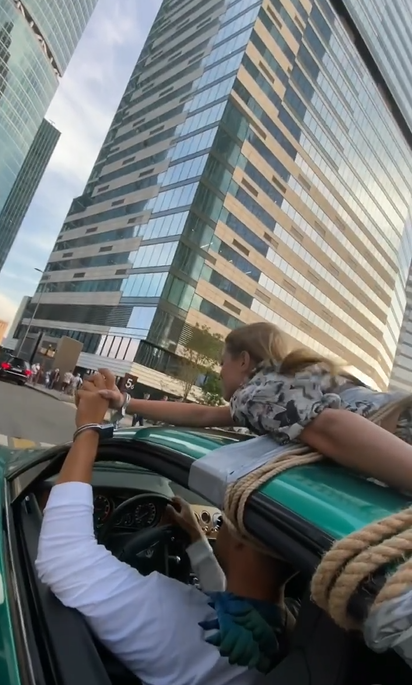 Influencer přivázal svou přítelkyni na střechu auta. Projeli se centrem Moskvy
