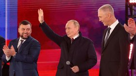 Na Rudém náměstí v Moskvě se po ceremoniálu v Kremlu, při němž byly podepsány dekrety o anexi čtyř ukrajinských území, konala velkolepá show, které se zúčastnil jak prezident Putin, tak proruští vůdci anektovaných území.