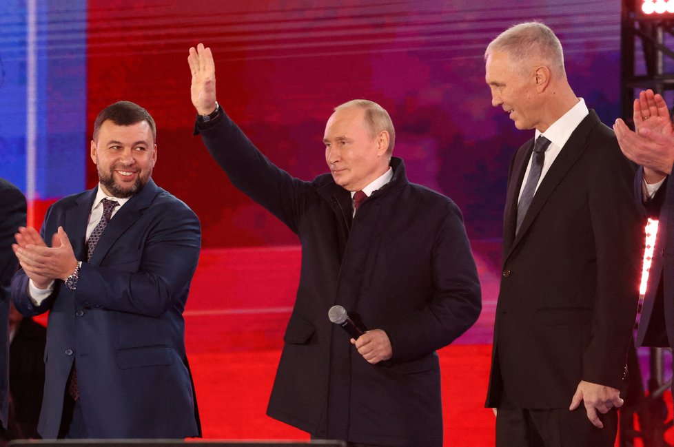 Na Rudém náměstí v Moskvě se po ceremoniálu v Kremlu, při němž byly podepsány dekrety o anexi čtyř ukrajinských území, konala velkolepá show, které se zúčastnil jak prezident Putin, tak proruští vůdci anektovaných území