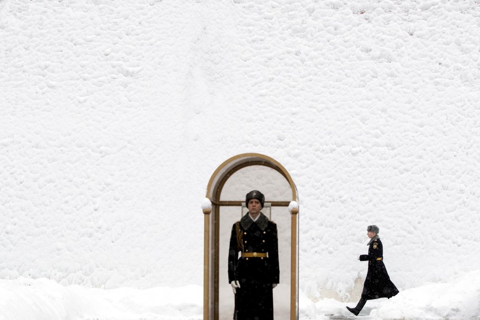 Stráž u zdi Kremlu pokryté sněhem.
