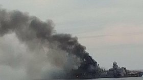 Na sociálních sítích se objevily první údajné snímky hořícího křižníku Moskva.