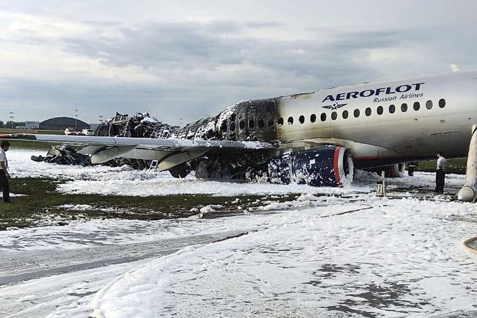 Při leteckém neštěstí v Moskvě zahynuly čtyři desítky lidí (5.5.2019)