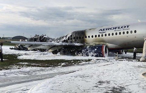 Dohra ohnivého pekla v Moskvě s 41 mrtvými: Aeroflot ruší lety suchojů