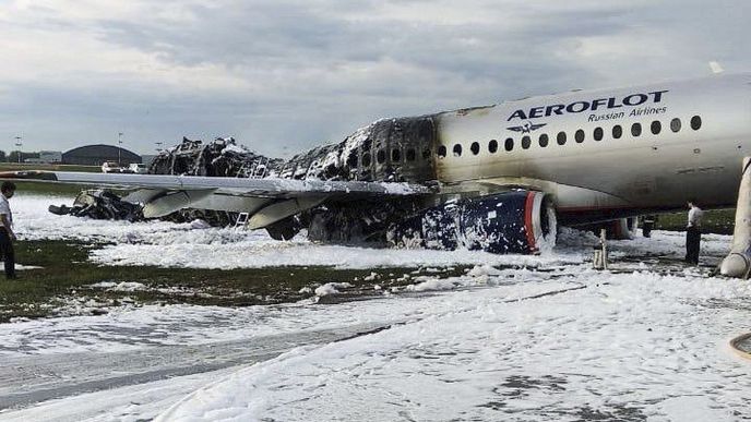 Tragická nehoda letadla Suchoj Superjet 100 na moskevském letišti si vyžádala 41 obětí.