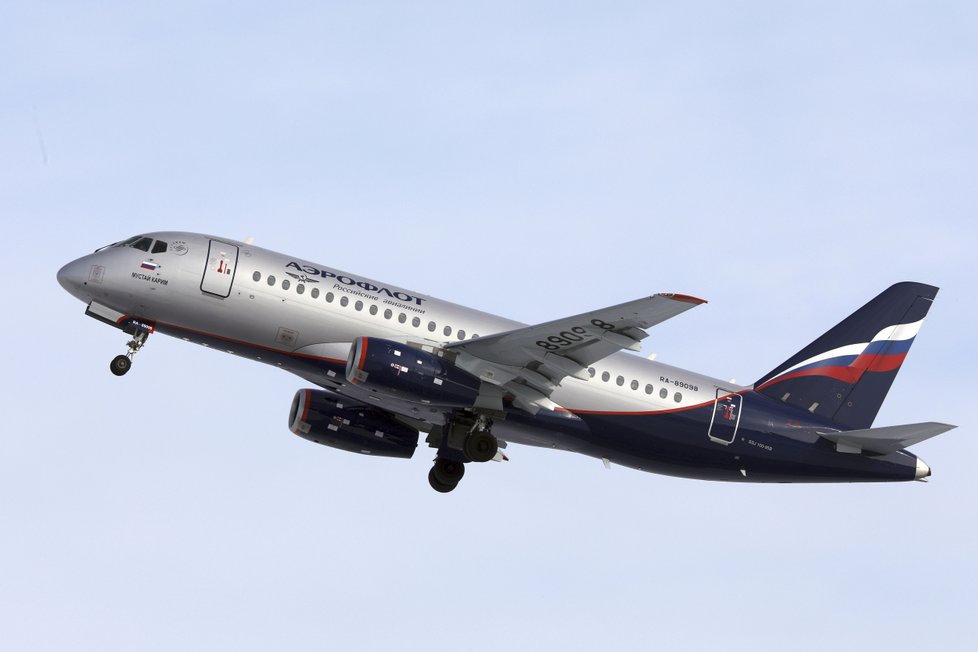 Tragická nehoda letadla Suchoj Superjet 100 na moskevském letišti si vyžádala 41 obětí.