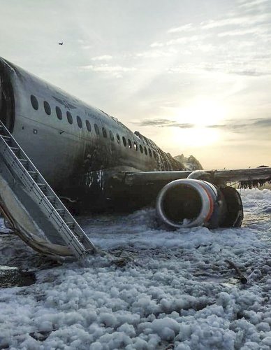 Tragická nehoda letadla Suchoj Superjet 100 na moskevském letišti si vyžádala 41 obětí.