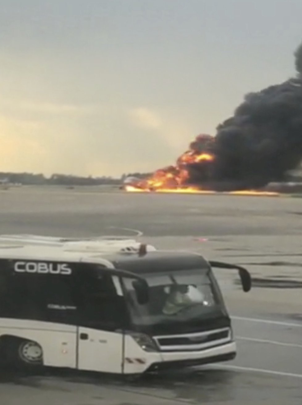 Tragický požár letounu na moskevském letišti Šeremetěvo.
