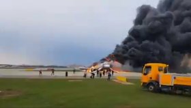 Letoun v Moskvě zachválily plameny. Vyděšení cestující prchali na poslední chvíli!