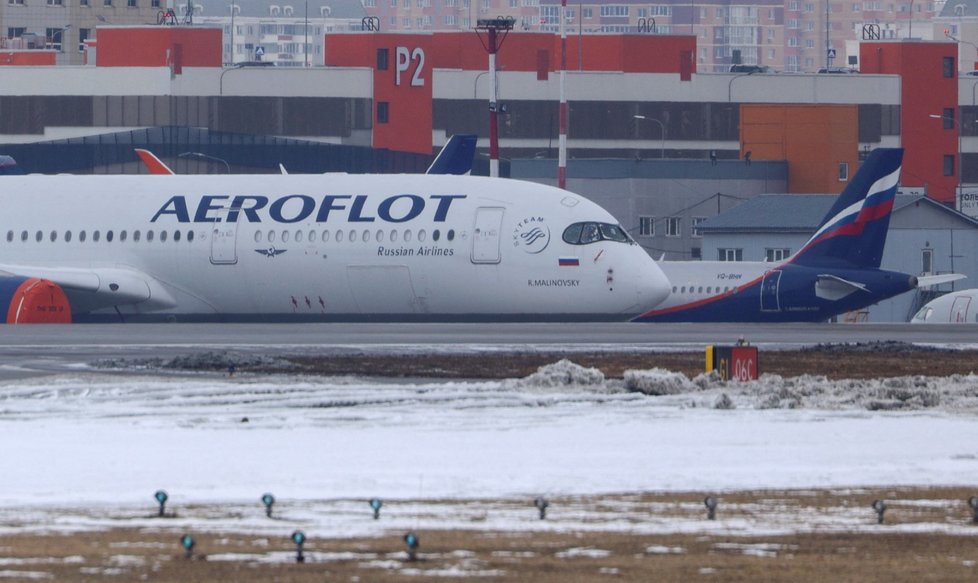 Zaparkovaná letadla Aeroflotu na moskevském letišti (březen 2022)