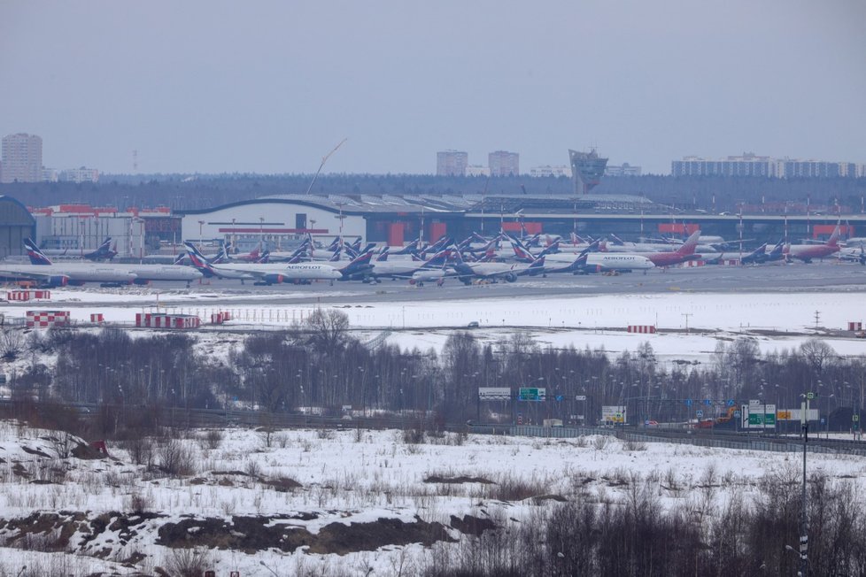 Zaparkovaná letadla Aeroflotu na moskevském letišti (březen 2022)