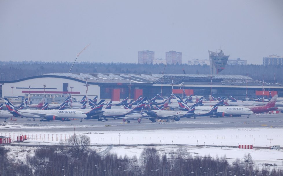 Zaparkovaná letadla Aeroflotu na moskevském letišti (březen 2022)