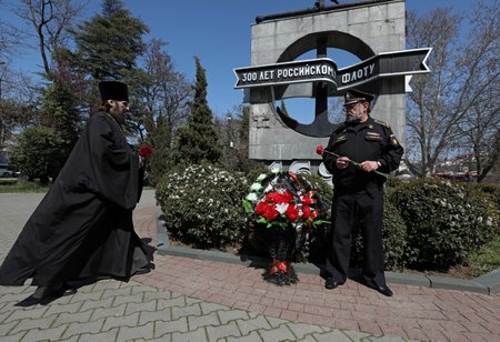 Rusové v Sevastopolu truchlí pro potopenou loď Moskva