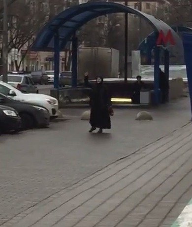 Žena před stanicí metra v Moskvě chodila s uřezanou hlavou dítěte a hrozila, že se odpálí.