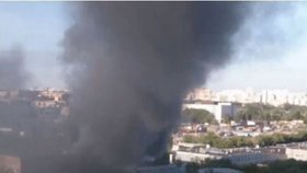 Při velkém požáru skladu v Moskvě zemřelo nejméně 17 lidí