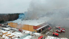 Nákupní centrum ve městě Balašicha v Moskevské oblasti zachvátil požár (12.12.2022).