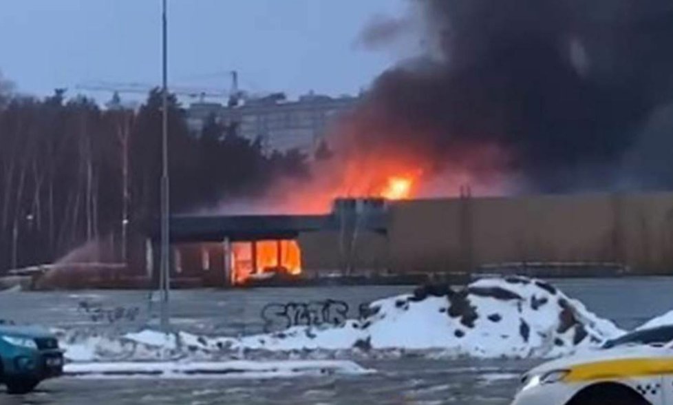 Nákupní centrum ve městě Balašicha v Moskevské oblasti zachvátil požár (12.12.2022).