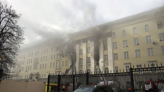 Ruské ministerstvo obrany v centru Moskvy hoří