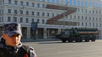 Nemáme co ukazovat. Příští rok bude přehlídka kancelářských potřeb a promenáda v plavkách, tvrdí Kreml