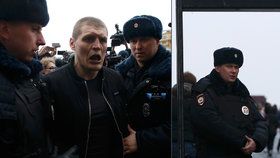 Po masových protestech z posledního březnového víkendu vyšli lidé v Rusku znovu do ulic. Na protest proti represím. Policie zatkla zhruba 20 lidí. Vstup na Rudé náměstí hlídají kvůli nepokojům detektory kovu.