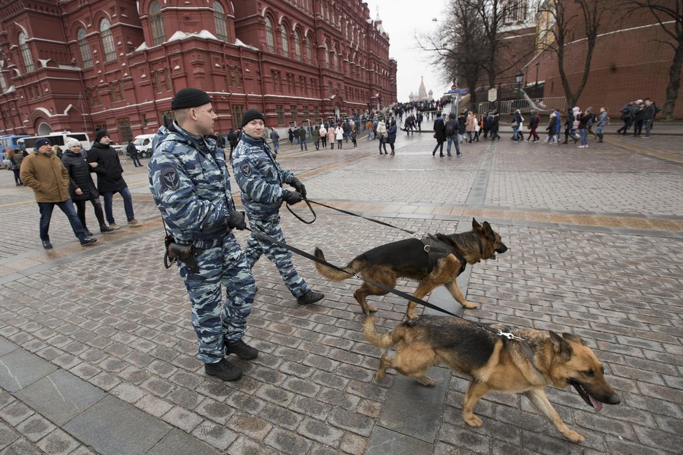 V centru Moskvy se pohybovalo velké množství strážníků. Policie zablokovala Puškinovo náměstí, kde se tradičně scházejí příznivci opozice.