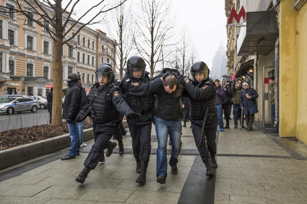 Ruská policie zatkla po dalších protestech dvě desítky lidí.