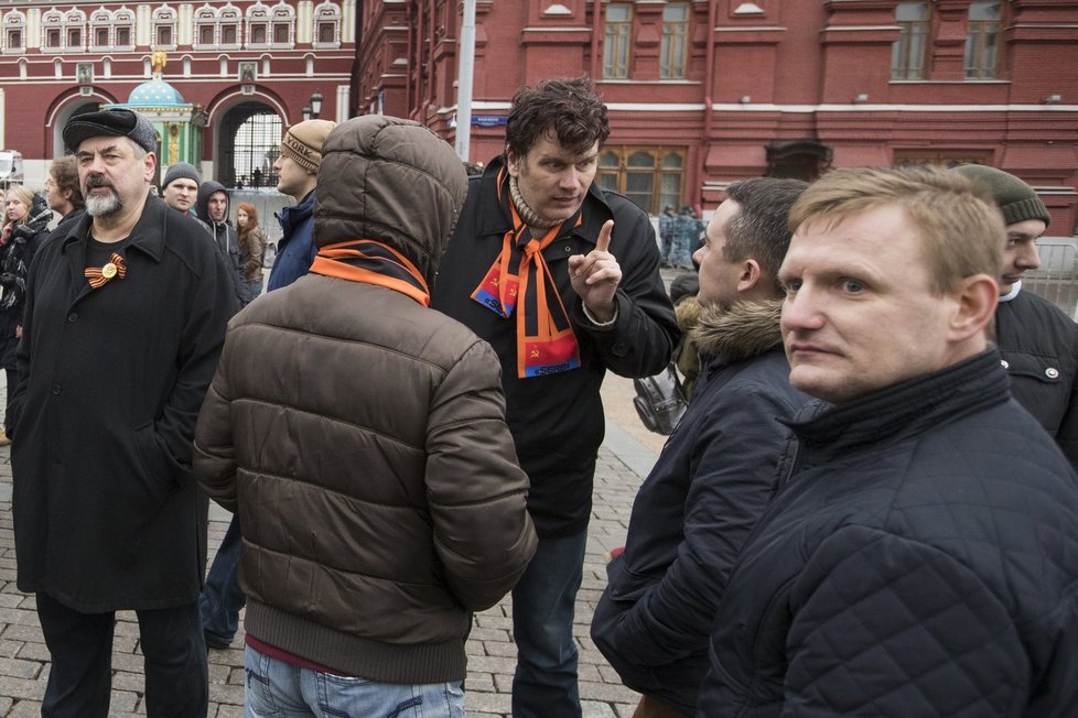 V centru Moskvy se pohybovalo velké množství strážníků. Policie zablokovala Puškinovo náměstí, kde se tradičně scházejí příznivci opozice.