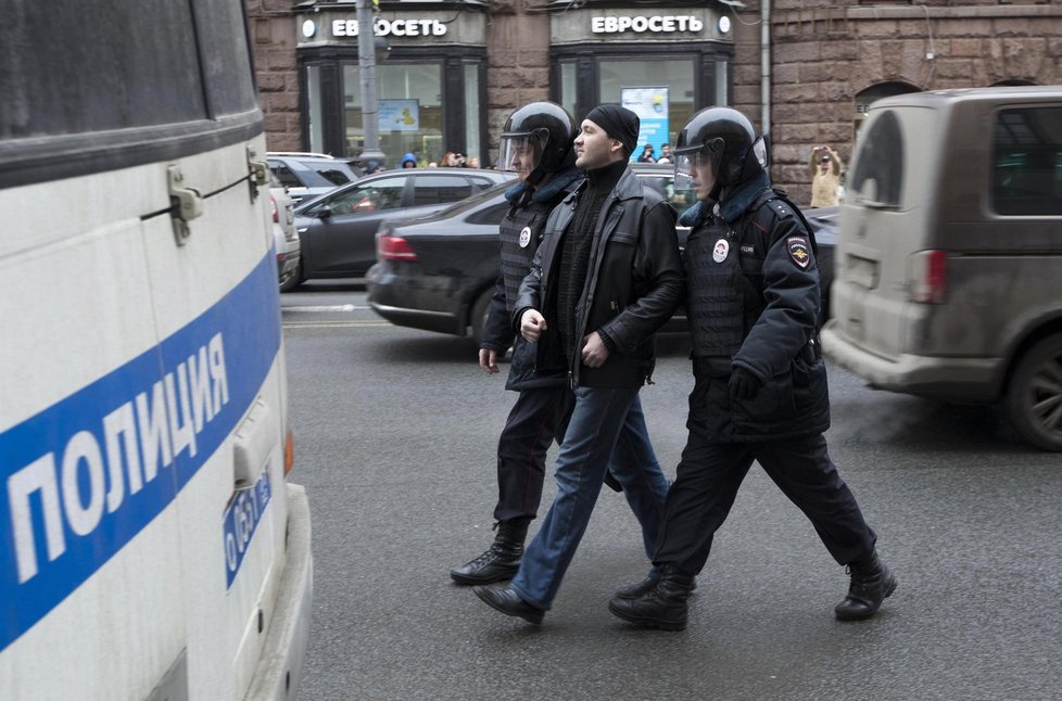 Ruská policie zatkla po dalších protestech dvě desítky lidí.