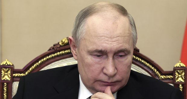 Putin je vyšinutý psychopat. Nechce si připustit stárnutí a nechává si píchat výplně, tvrdí expert