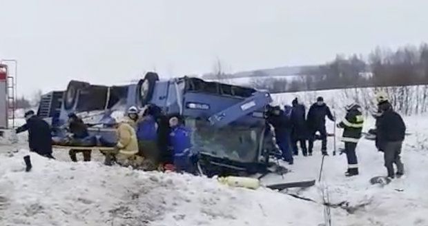 Autobus s dětmi skončil na střeše v příkopu: 7 mrtvých! 