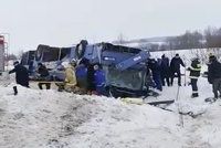 Autobus s dětmi skončil na střeše v příkopu: 7 mrtvých!