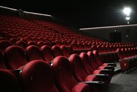 Polovině kin v Rusku hrozí zkrachování. Po sankcích a stopce od Hollywoodu nemají co promítat
