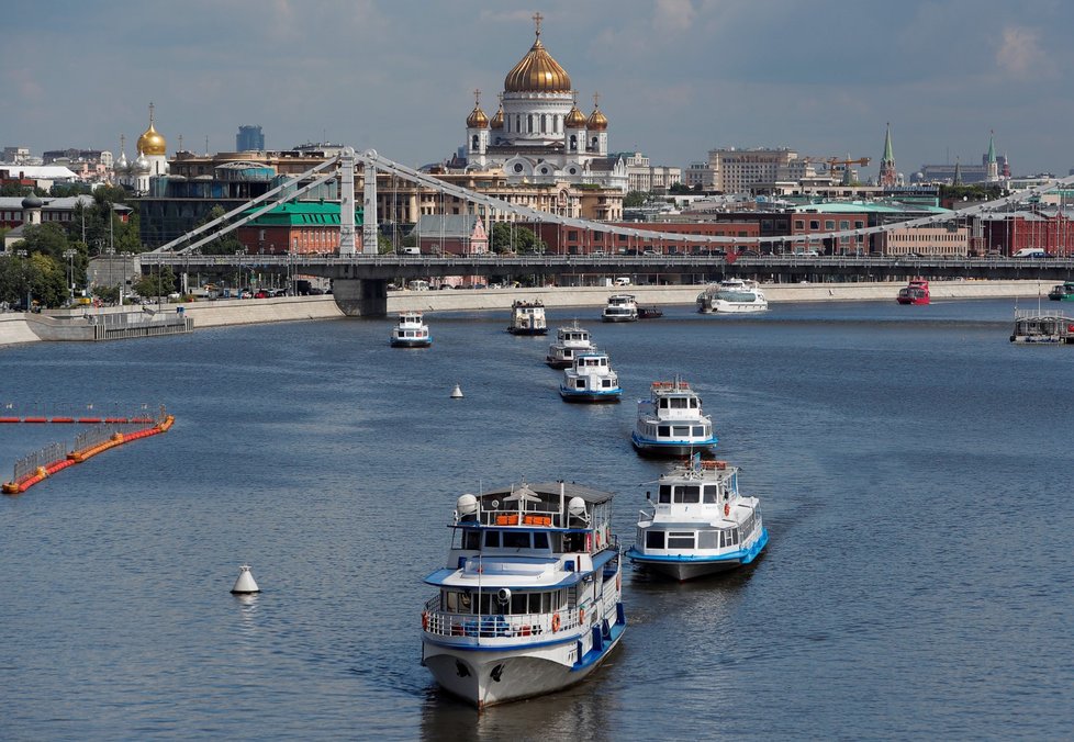 Moskva pokračuje v uvolňování restrikcí, lidé se mohou projet na výletních lodích. (23. 6. 2020)