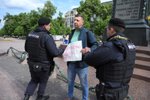 Policie zatýkala lidi, kteří přáli Navalnému k narozeninám (4. 6. 2023).
