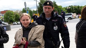 Policie zatýkala lidi, kteří přáli Navalnému k narozeninám (4. 6. 2023).
