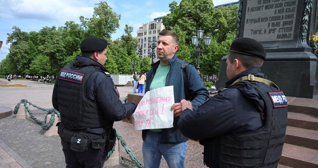 Navalnyj „slaví“ 47. narozeniny ve vězení. Rusové pozatýkali desítky protestujících
